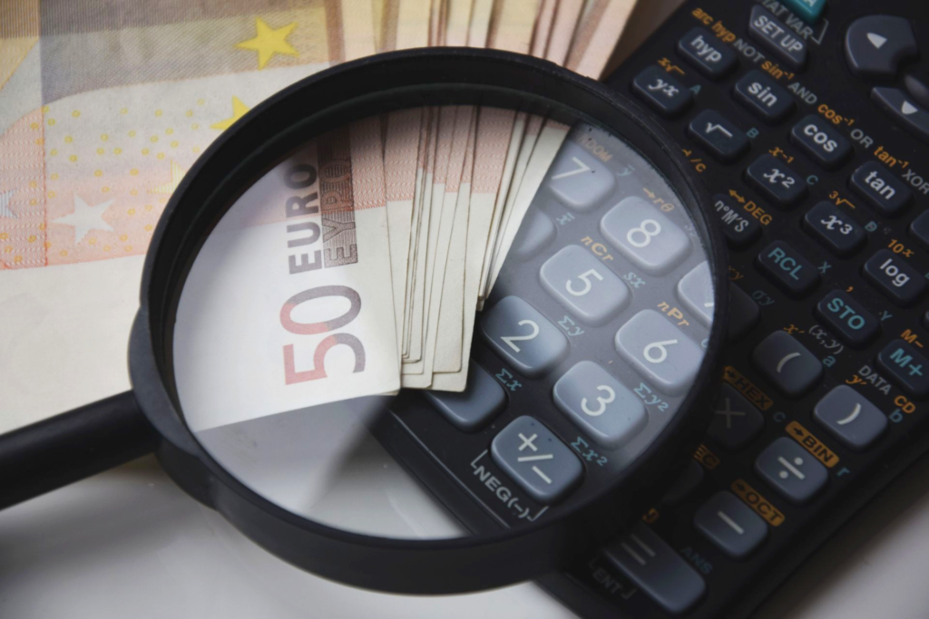 Erfahren Sie, wie die Arbeitnehmerveranlagung in Österreich funktioniert, welche Ausgaben Sie absetzen können und wie Sie Geld vom Finanzamt zurückholen.