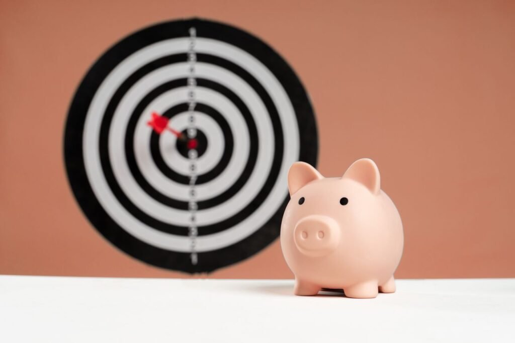 Sparschwein vor Zielscheibe als Symbol für strategische Steuerplanung und langfristige Unternehmensplanung in Österreich