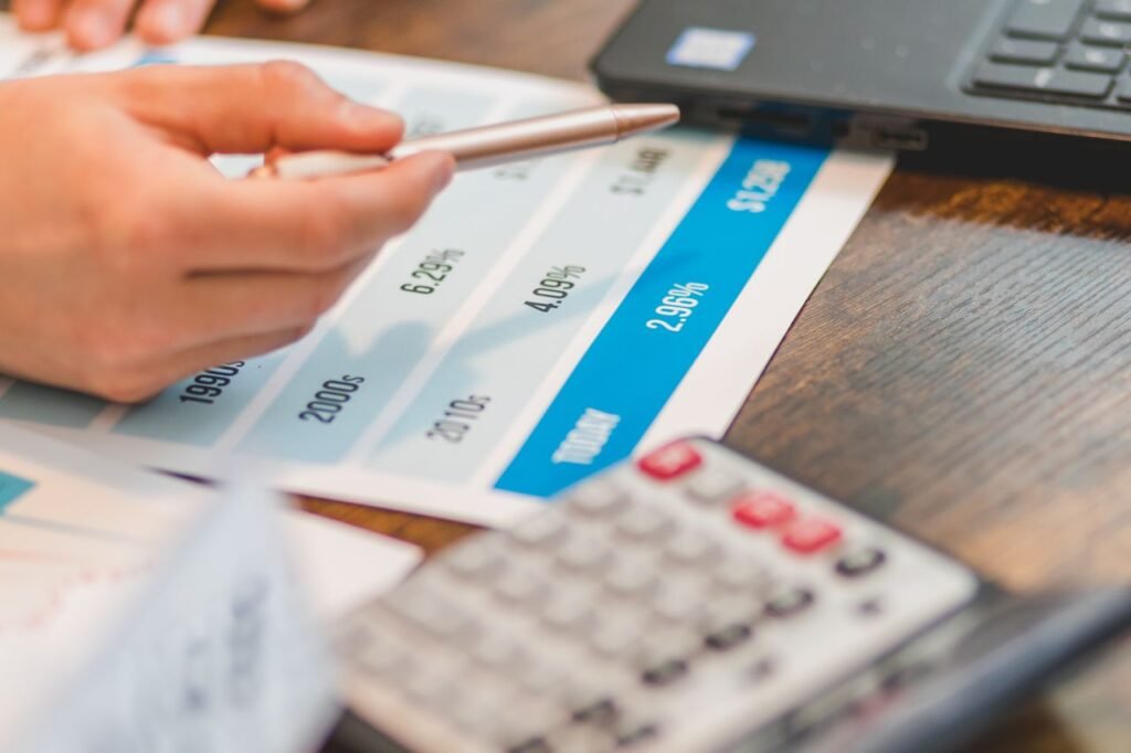 Unterlagen und Taschenrechner als Symbol für Wirtschaftsprüfung, Jahresabschluss und Finanzprüfung in Unternehmen